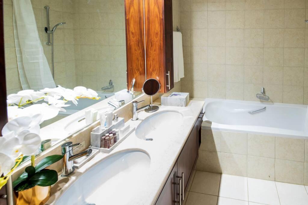 First Class 2br With Full Burj Khalifa And Fountain View Dubai